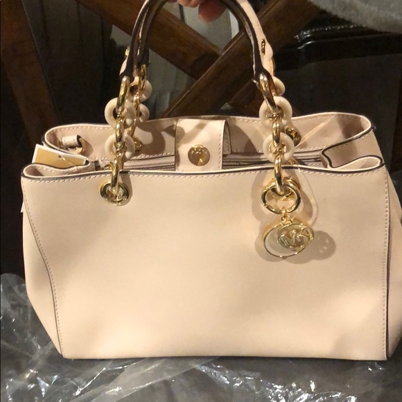 Pretty soft pink Cynthia - Picture 3 of 6